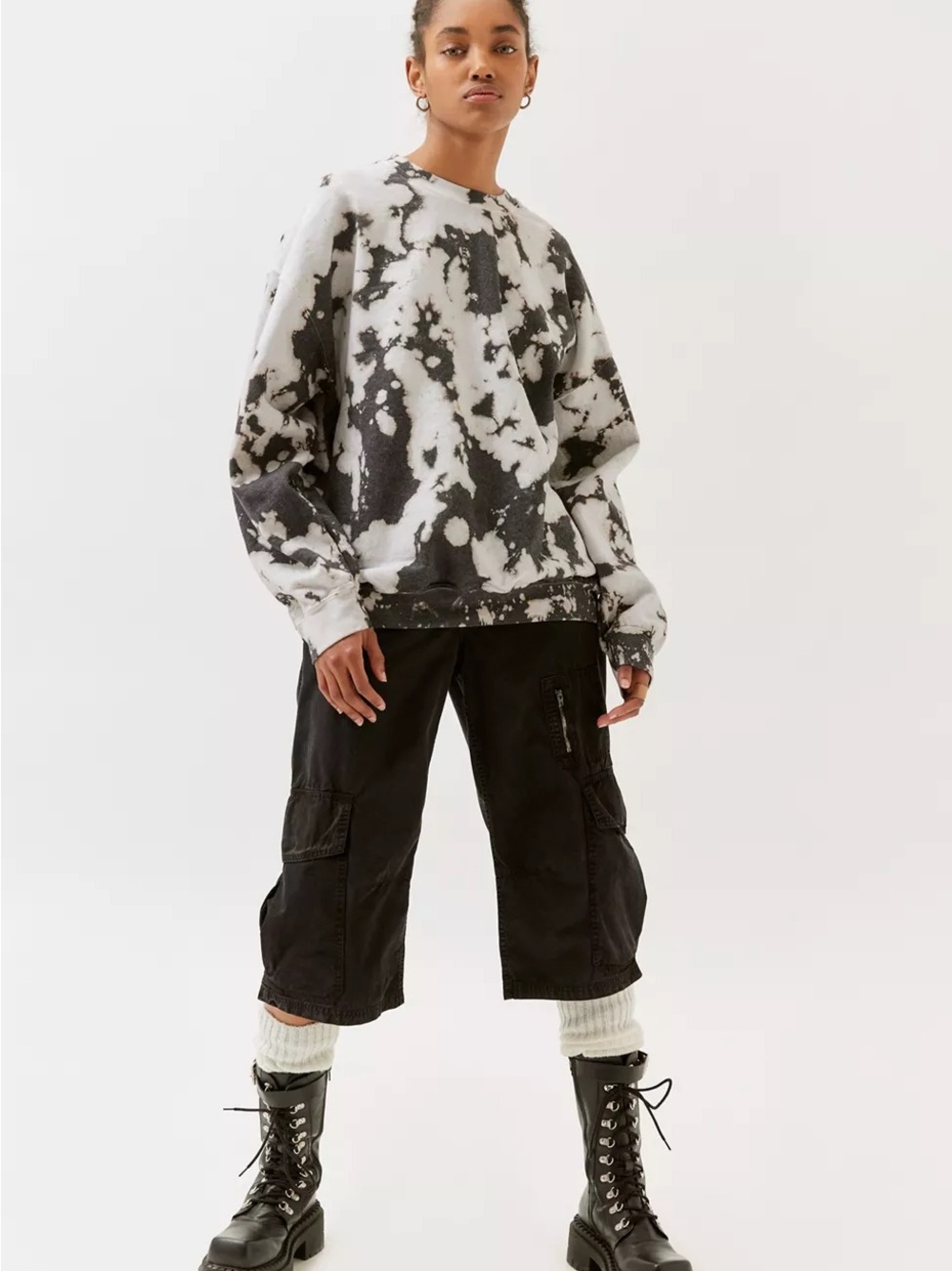 Urban Renewal Remade Monochrome Tie-Dye Crew Neck Sweatshirt One Size - Picture 2 of 4